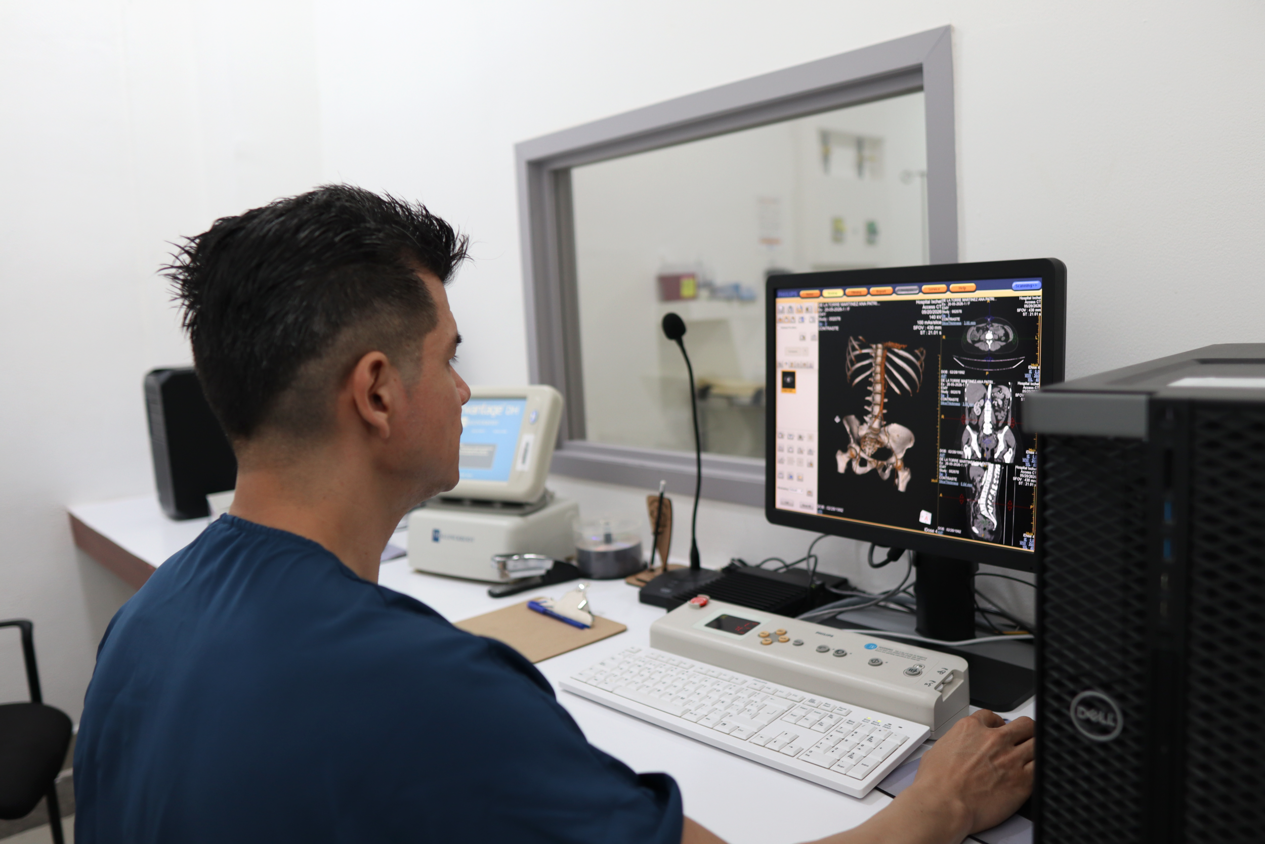 médico revisando computadora
